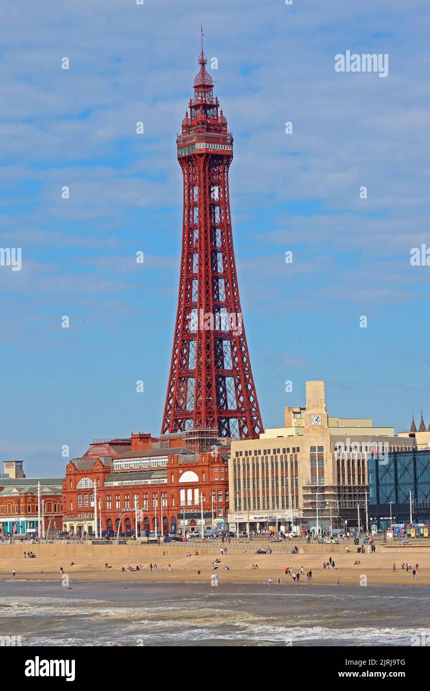 Blackpool Promenade mit Turm im Hintergrund, Sommer in Lancashire, England, Großbritannien, FY1 Stockfoto