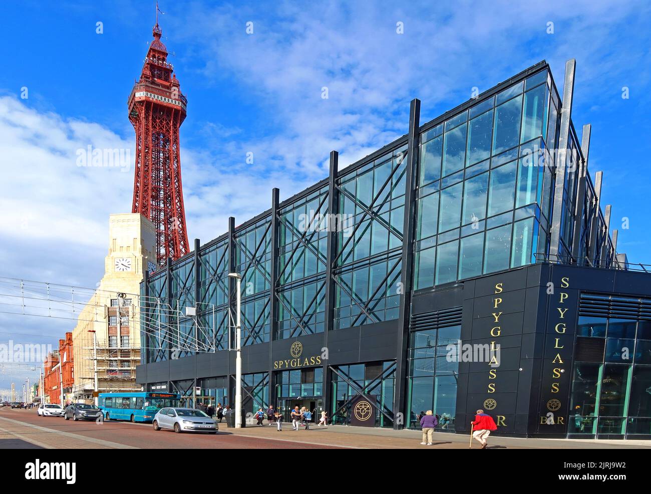 The Blackpool Tower & Spyglass Bar, berühmte Ikone, an der Promenade, Blackpool North West Resort, Lancashire, England, Großbritannien, FY1 4BJ Stockfoto