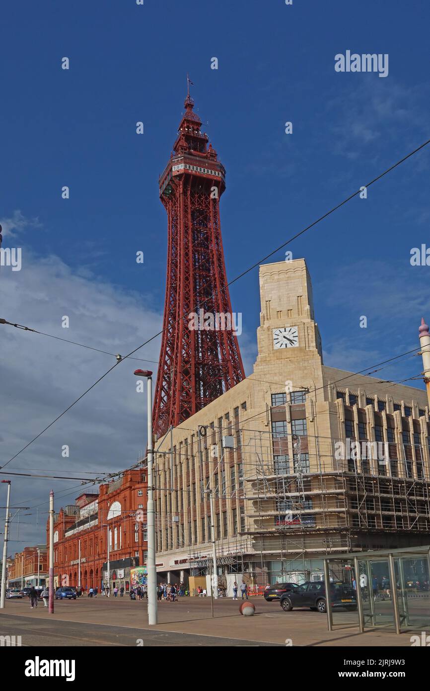 Blackpool Tower, berühmtes Wahrzeichen, an der Promenade, Blackpool North West Resort, Lancashire, England, Großbritannien, FY1 4BJ Stockfoto