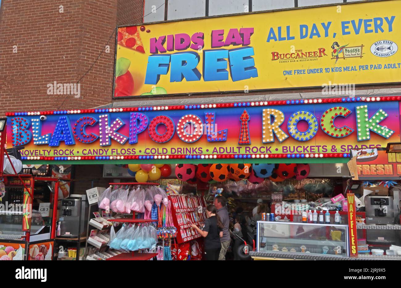 Blackpool Rock Stall, verkaufe neuen Rock, Süßigkeiten, kalte Getränke, Erwachsenenrock, Eimer und Pik, auf dem Ball, Blackpool, Lancashire, FY1 5DW Stockfoto