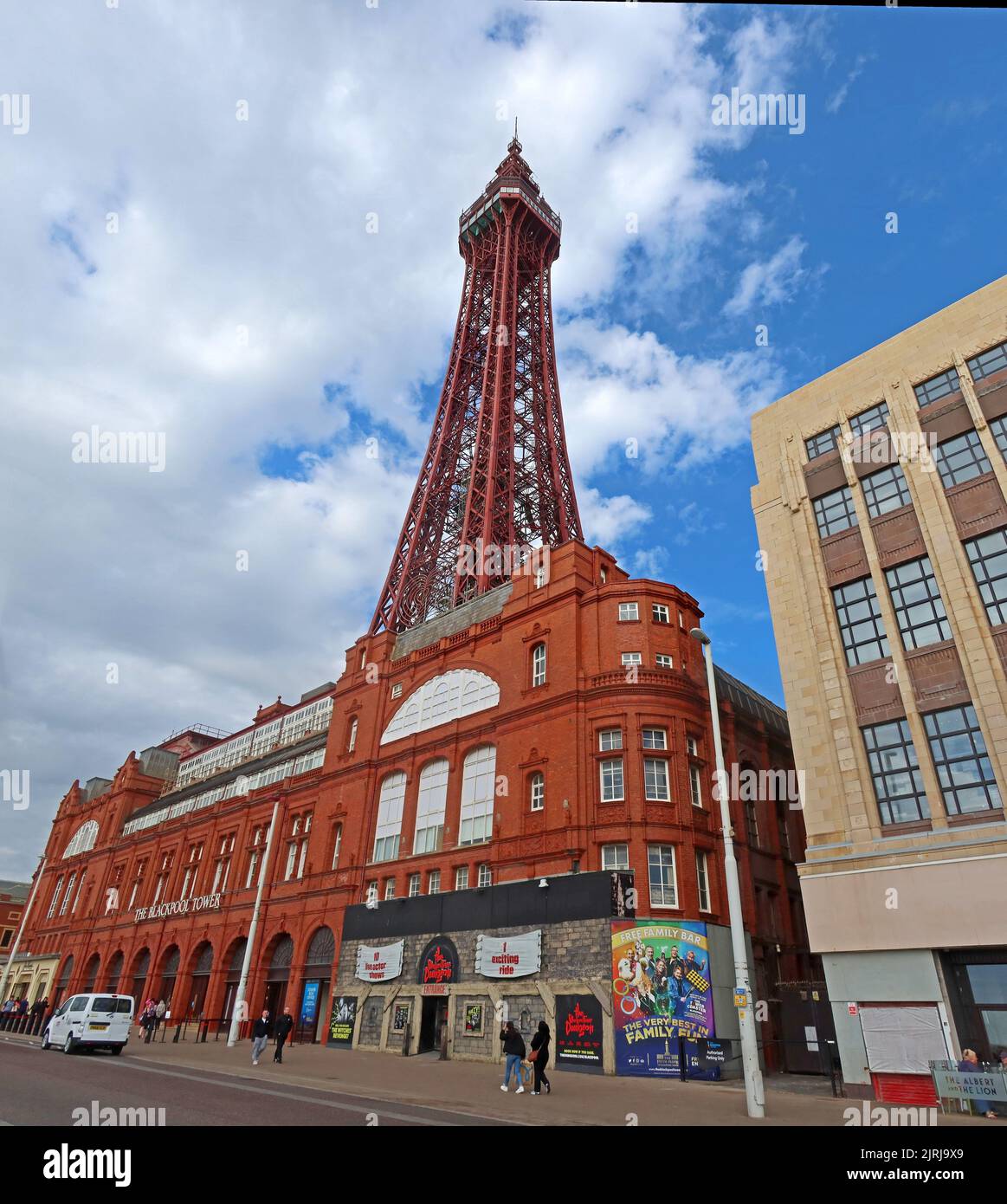Blackpool Tower, berühmtes Wahrzeichen, an der Promenade, Blackpool North West Resort, Lancashire, England, Großbritannien, FY1 4BJ Stockfoto