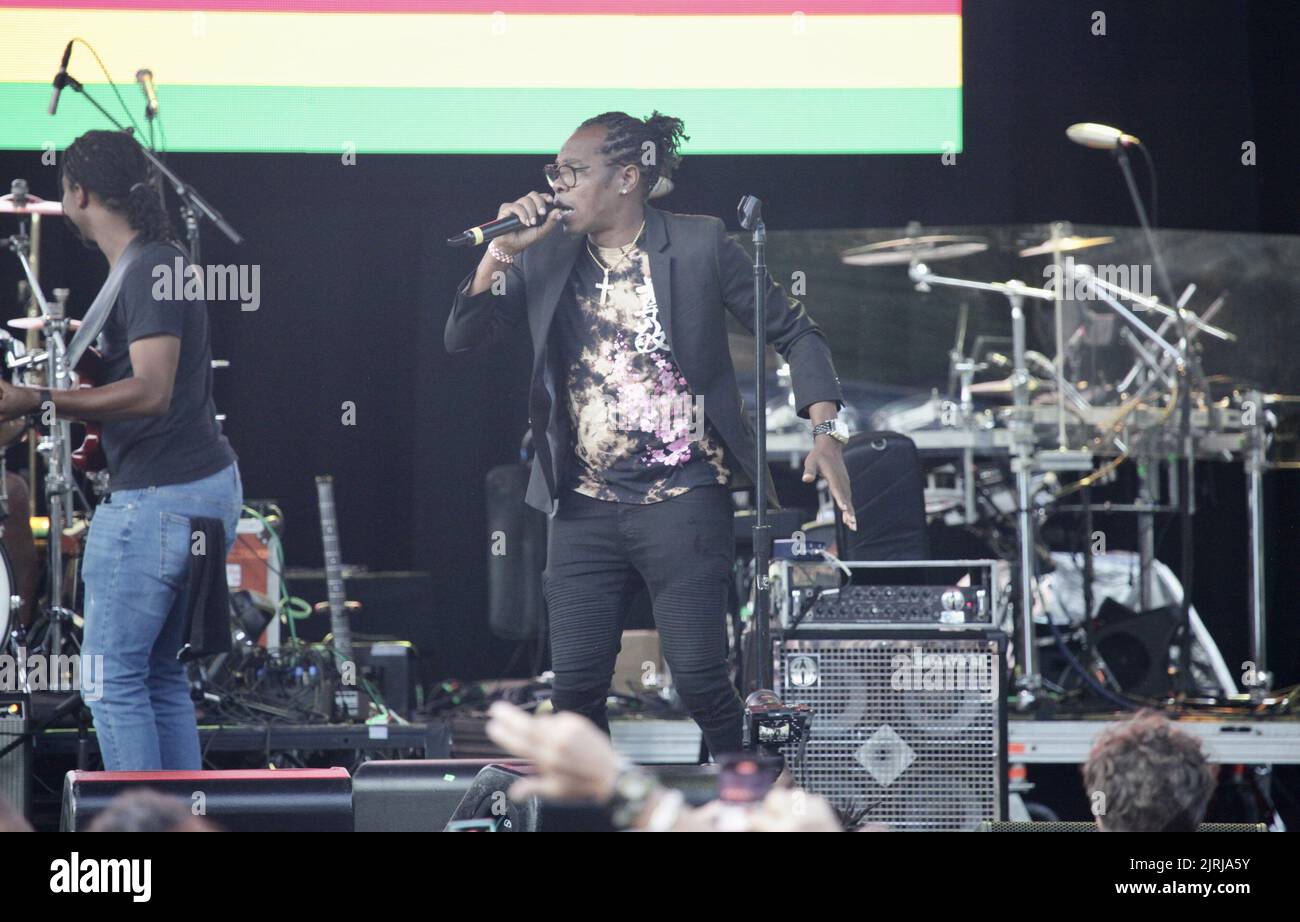 New York, USA. 24. August 2022. (NEUE) Maxi Priest Band tritt live auf der Summer Stage im Central Park Lawn auf. 24. August 2022, New York, USA: Die Maxi Priest Band spielt live auf der Summer Stage im Central Park Lawn mit freundlicher Genehmigung der Capital One City Parks Foundation, wo viele Fans aus der ganzen Welt Reggae-Musik genießen. (Bild: © Niyi Fote/TheNEWS2 via ZUMA Press Wire) Stockfoto