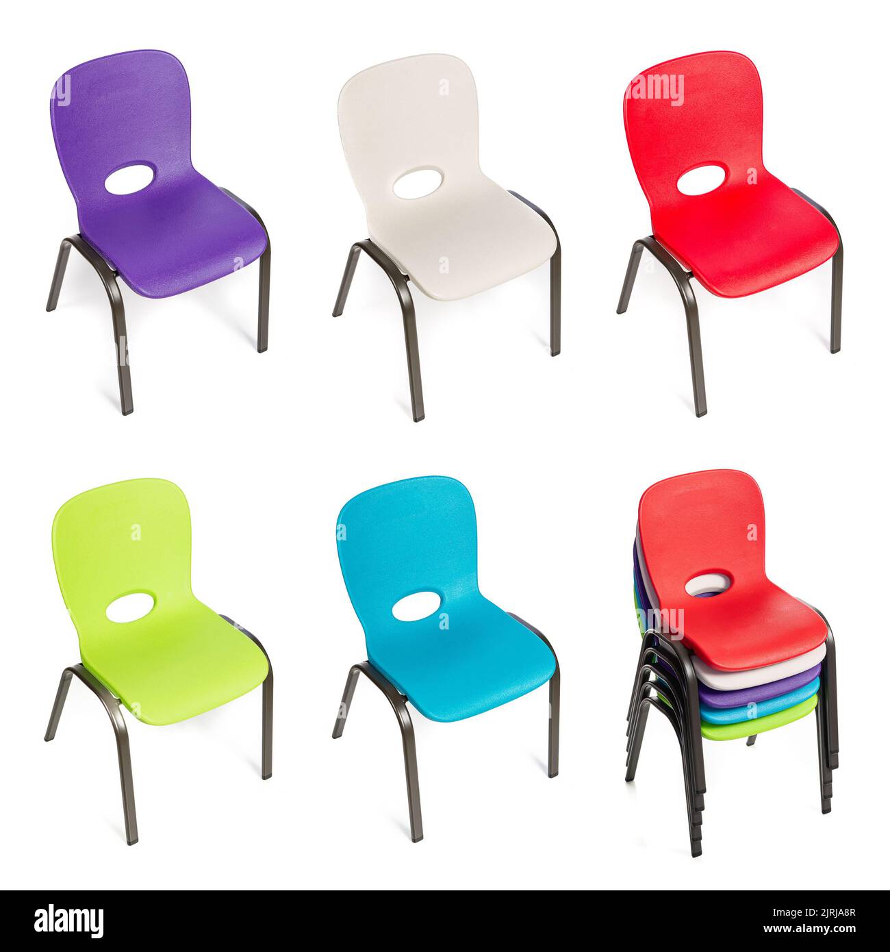 Sammlung von Plastikstühlen für Kinder in verschiedenen Farben auf weißem Hintergrund. Stockfoto
