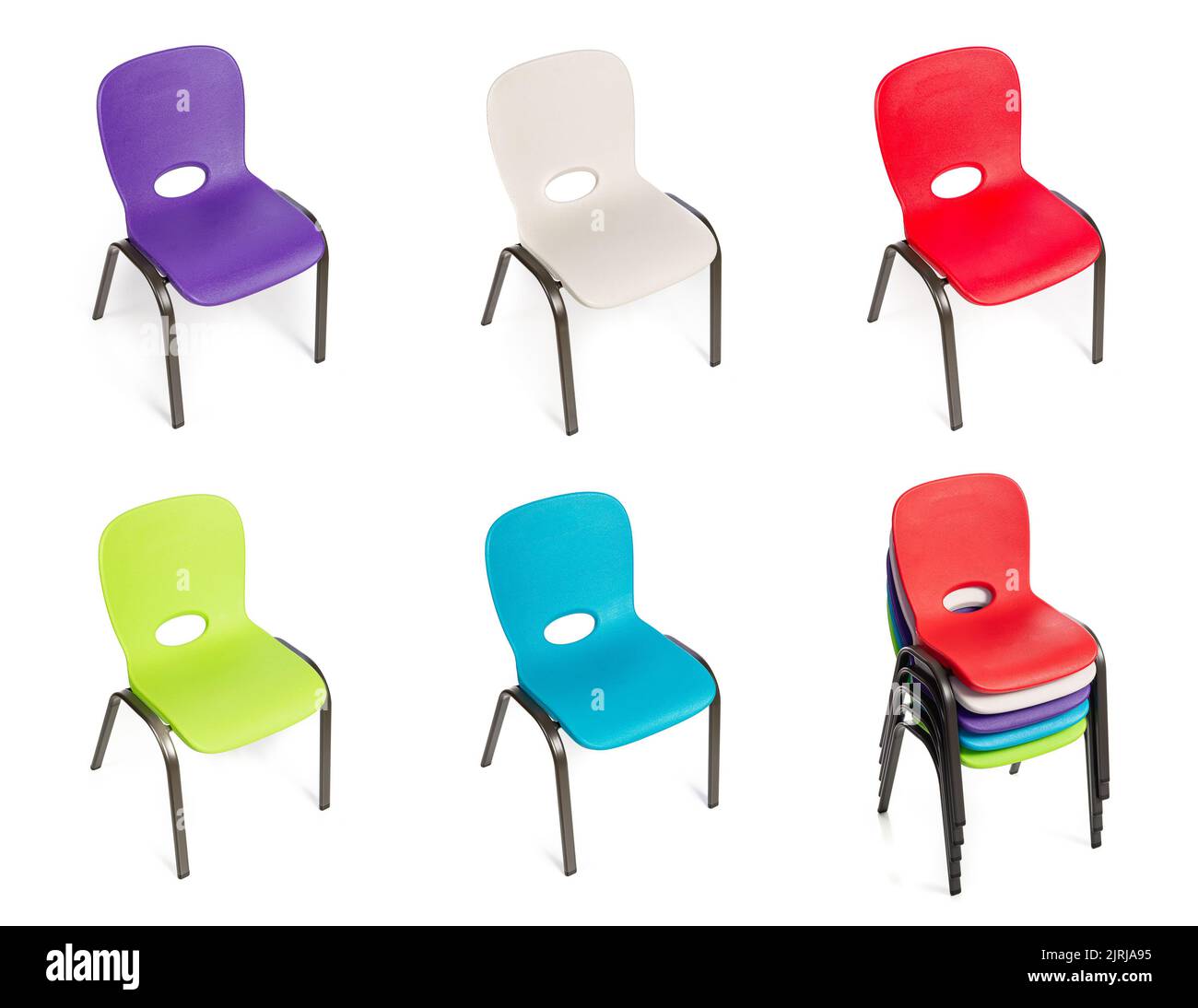 Sammlung von Plastikstühlen für Kinder in verschiedenen Farben auf weißem Hintergrund. Stockfoto