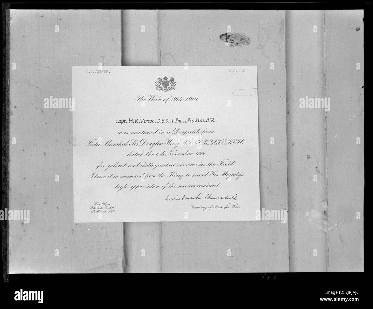 Dokument zu Ehren des Kapitäns Vercoe der neuseeländischen Streitkräfte im Großen Krieg, 1940s, Neuseeland, von J.W. Chapman-Taylor. Stockfoto