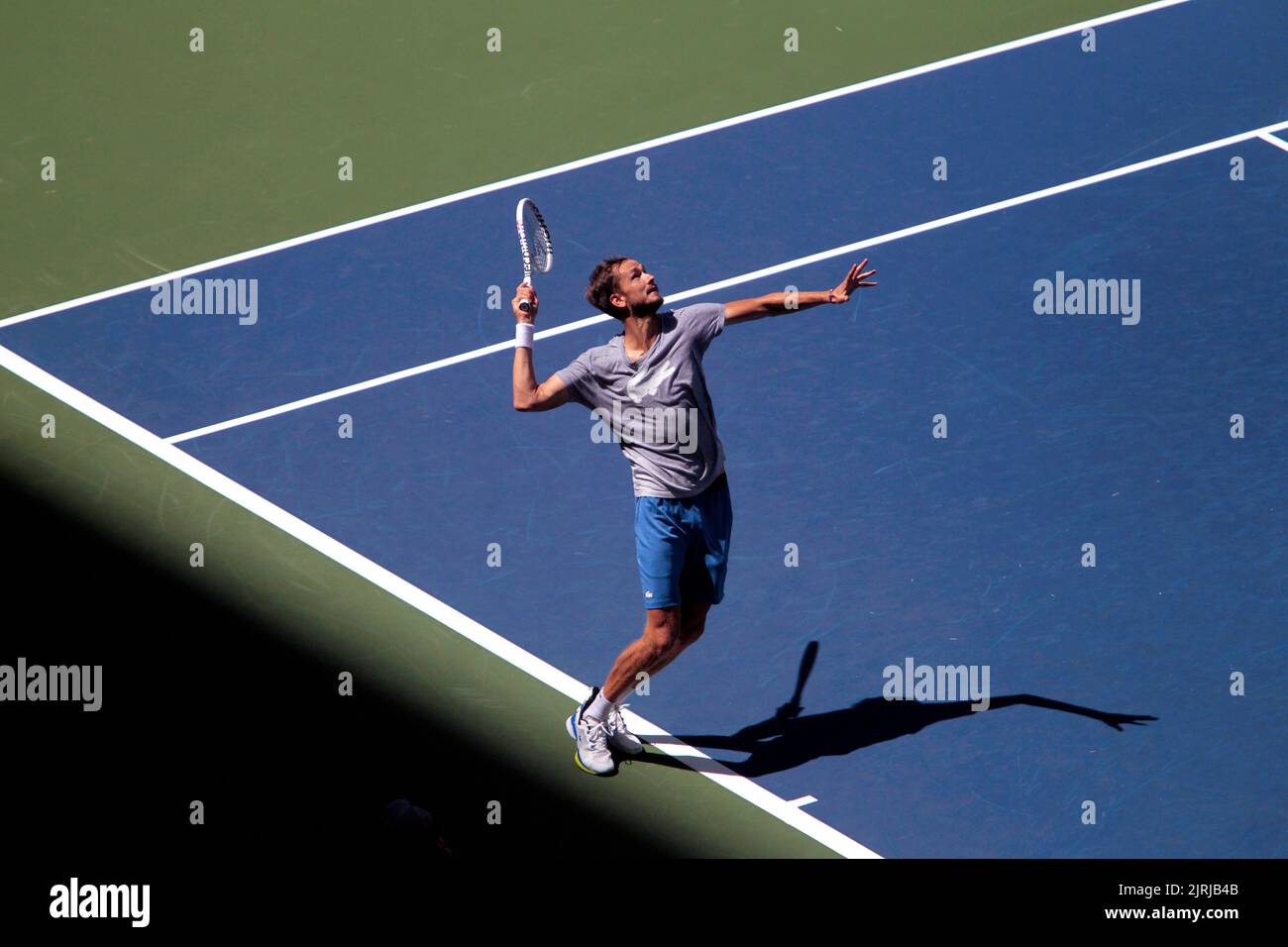 Flushing Meadows, New York, USA. 24. August 2022. Daniil Medwedew, der weltweit führende Präsident Russlands, übt heute im National Tennis Center in Flushing Meadows, New York, für die U.S. Open. Das Turnier beginnt am kommenden Montag. Quelle: Adam Stoltman/Alamy Live News Stockfoto