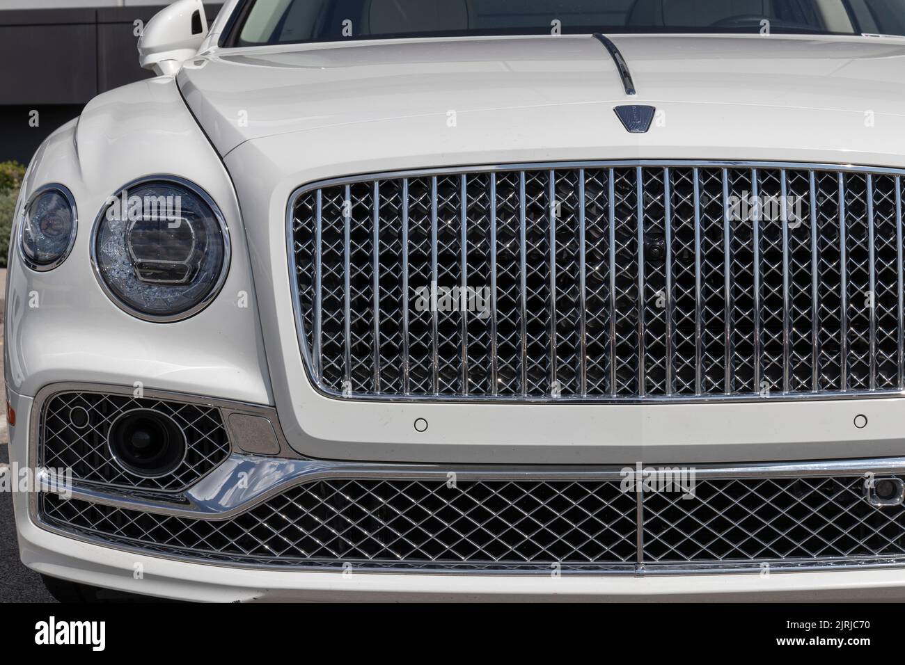 Indianapolis - ca. August 2022: Bentley Flying Spur in einem Autohaus. Bentley Motors ist ein britischer Hersteller von Luxusautos und SUVs. Stockfoto