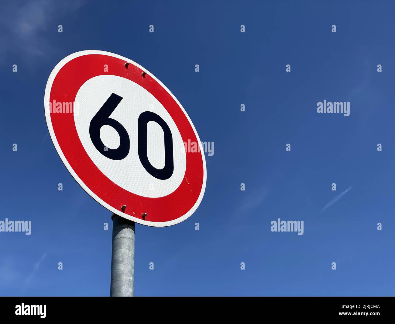 Schild bis 60 km/h Stockfotografie - Alamy