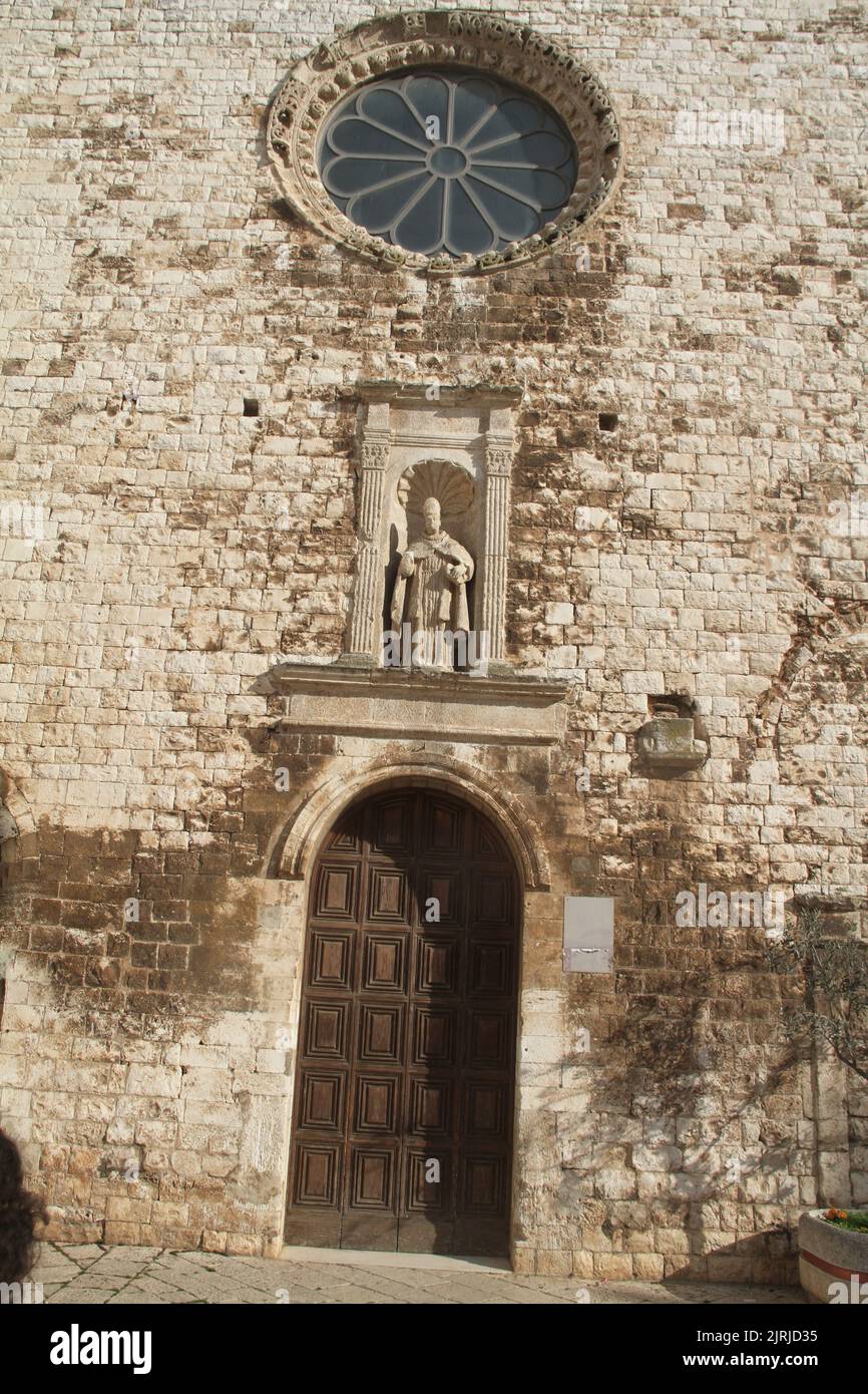 Außenansicht der Chiesa di San Leone Magno (Kirche des Heiligen Leo Magnus), 14.. Jahrhundert, in Castellana Grotte, Italien, Statue des schutzpatrons. Stockfoto