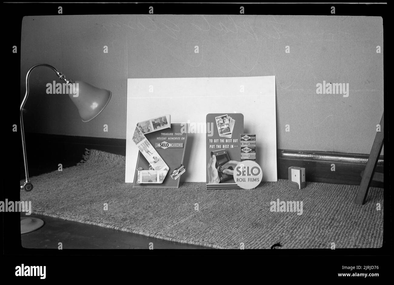 Weitansicht von zwei Selo-Filmplakaten, die an einer weißen Karte gelehnt sind und auf Teppichboden und Wand gestützt sind, 1930, England, von Eric Lee-Johnson. Stockfoto
