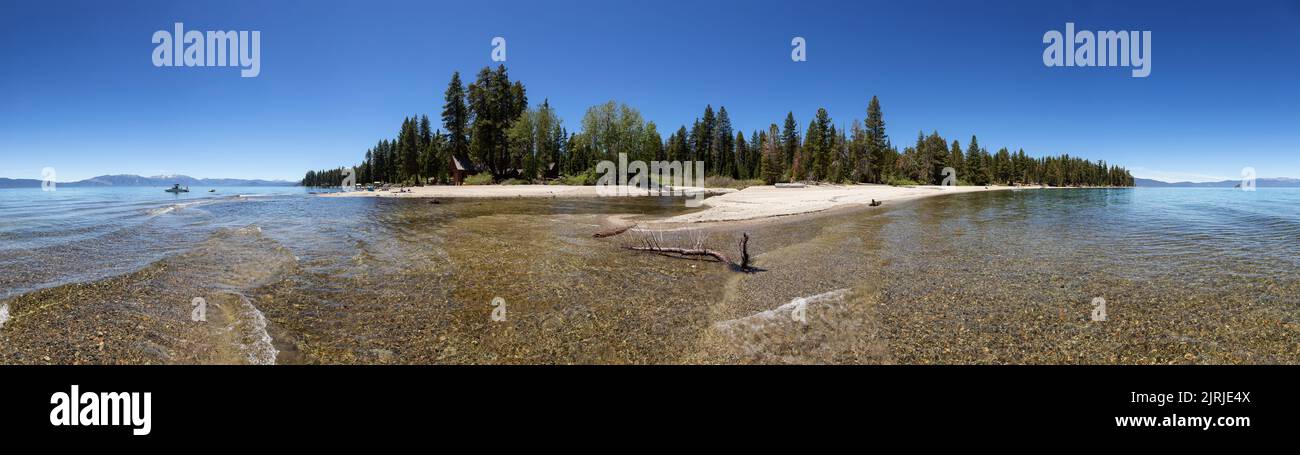Panoramablick auf den Strand am See, umgeben von Bergen und Bäumen. Sommersaison. Sugar Pine Point Beach, Tahoma, California, Usa. Zuckernadel Stockfoto