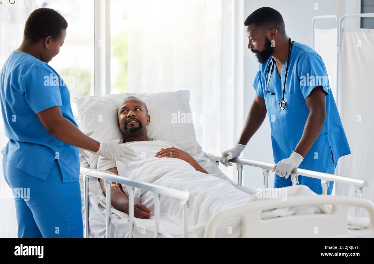 Arzt, Krankenschwester und Gesundheitsteam, das den Patienten vor einem Gesundheitscheck oder einer Operation konsultiert. Krankenhaus oder medizinische Klinik Hilfe Beratung über medicare Stockfoto