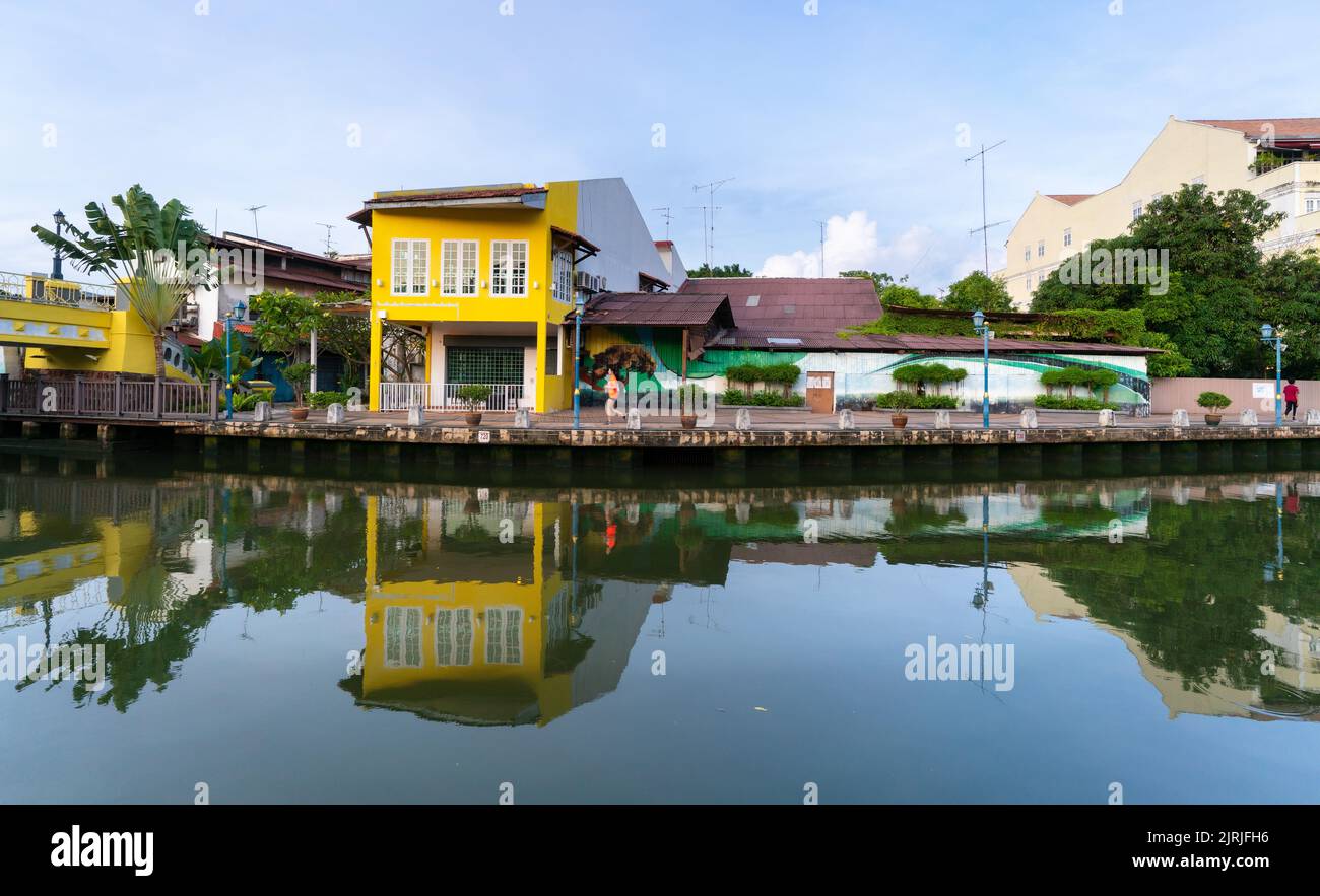 MELAKA, MALAYSIA - 12. Juni 2022: Bunte Häuser am Melaka-Fluss. Die Stadt Melaka ist ein UNESCO-Weltkulturerbe. Stockfoto