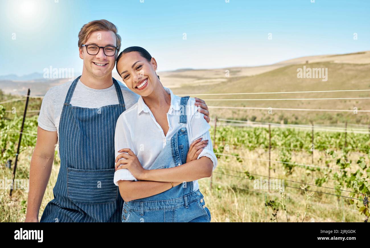 Nachhaltigkeit Weinbauer, Landwirtschaft oder glückliches Paar mit Lächeln, Wachstumsgedanken oder landschaftlicher Umweltmotivation. Interracial Mann, Frau Stockfoto