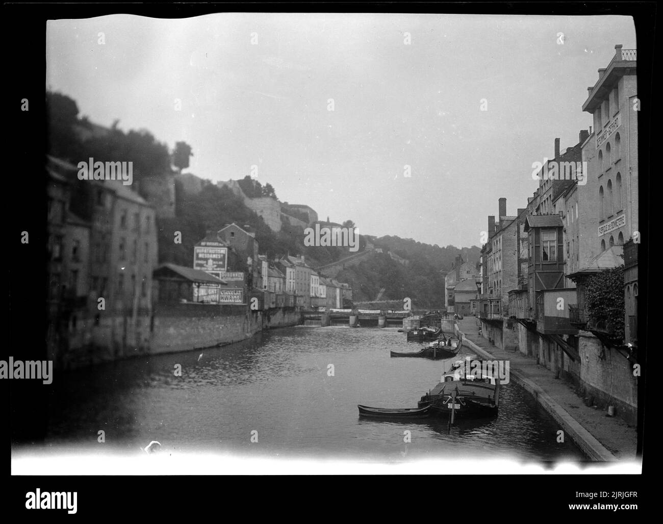 Lastkähne in einem Hafen, 1920, Belgien, Hersteller unbekannt. Stockfoto