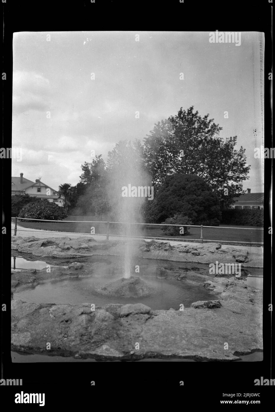 Geyser Erupting, 1921-1922, Neuseeland, Hersteller unbekannt. Stockfoto