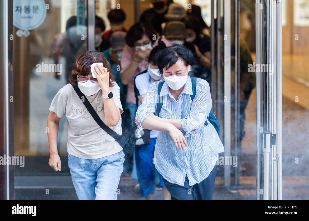 Seoul, Südkorea. 23. August 2022. Südkoreaner nehmen an einer Anti-Terror- und Anti-Chemie-Terrorübung im Rahmen des Ulchi Freedom Shield (UFS) von 2022 im Einkaufszentrum Lotte in Seoul Teil. Die Übung des Ulchi Freedom Shield (UFS) soll bis zum 1. September laufen, wobei eine Reihe von Notfallübungen durchgeführt werden sollen, wie gleichzeitige Feldmanöver, die in den letzten Jahren nicht im Rahmen des Vorgangs der Regierung Moon Jae-in für den Frieden mit Nordkorea durchgeführt wurden. Kredit: SOPA Images Limited/Alamy Live Nachrichten Stockfoto