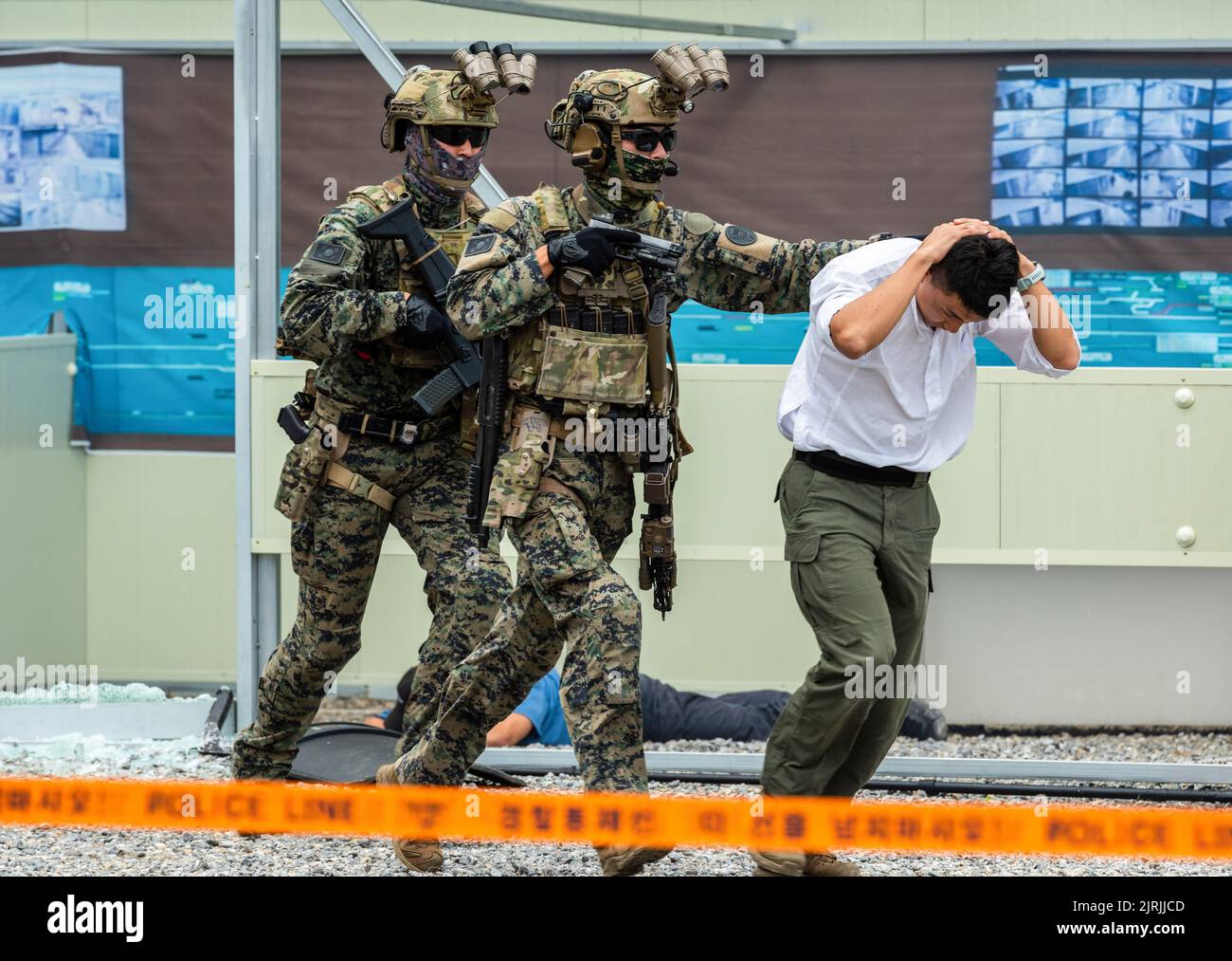 Seoul, Südkorea. 24. August 2022. Südkoreanische Soldaten nehmen an einer Anti-Terror-Übung am Rande der gemeinsamen Militärübungen von Südkorea und den USA, dem Ulchi Freedom Shield (UFS), am Hauptsitz der Seoul Metro in Seoul Teil. Die Übung des Ulchi Freedom Shield (UFS) soll bis zum 1. September laufen, wobei eine Reihe von Notfallübungen durchgeführt werden sollen, wie gleichzeitige Feldmanöver, die in den letzten Jahren nicht im Rahmen des Vorgangs der Regierung Moon Jae-in für den Frieden mit Nordkorea durchgeführt wurden. (Foto von Kim Jae-Hwan/SOPA Images/Sipa USA) Quelle: SIPA USA/Alamy Live News Stockfoto