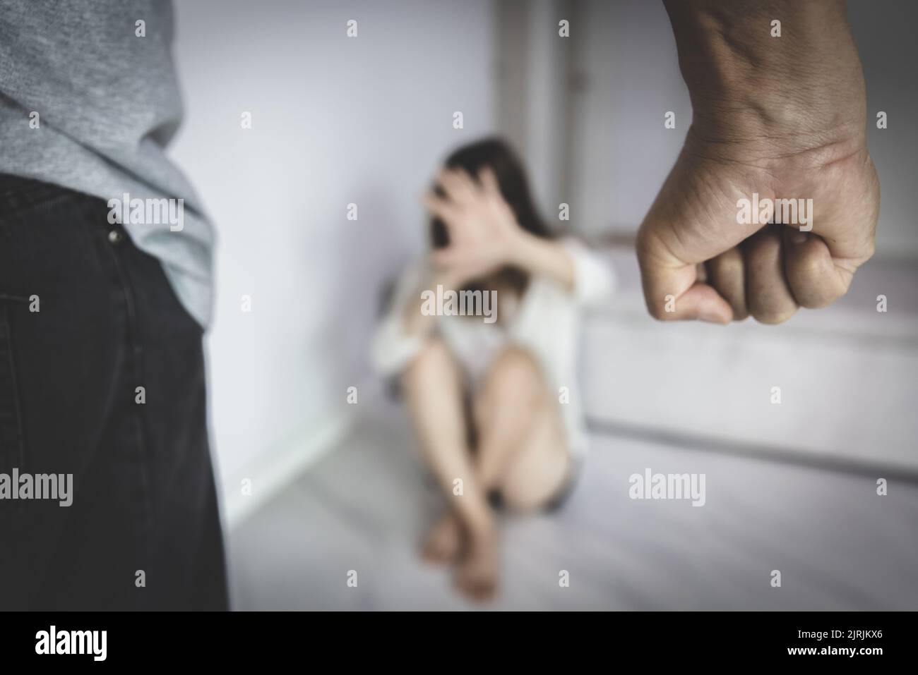 Faust wütende Männer und Frauen sitzen auf dem Boden. Konzept der Beendigung von häuslicher Gewalt, mentalem Missbrauch, Zwang. Stockfoto