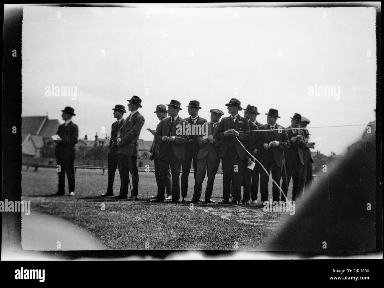 Wellington College, Sporttagsbeamte, 1920. November, Wellington, von Roland Searle. Stockfoto