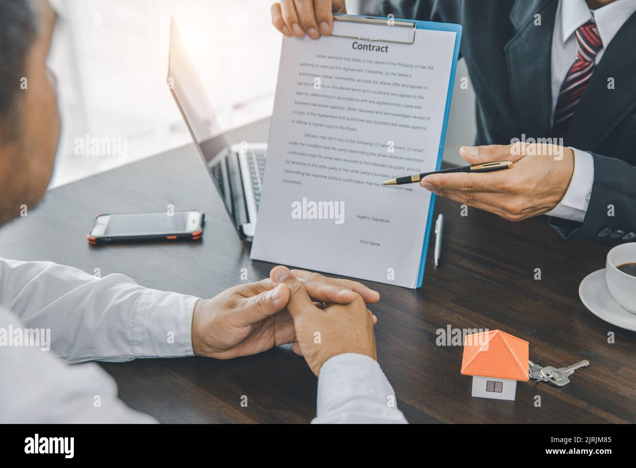 Hauskäufer treffen sich und verhandeln mit Immobilienmaklern über die Vermietung oder den Kauf eines Hauses. Stockfoto