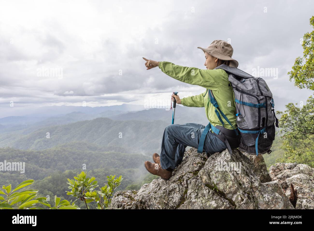 Junge Reisende Frau mit stilvollen Rucksack freuen uns auf erstaunliche Aussicht auf die Berge. Natur genießen, entspannen, Vergnügen. Stockfoto