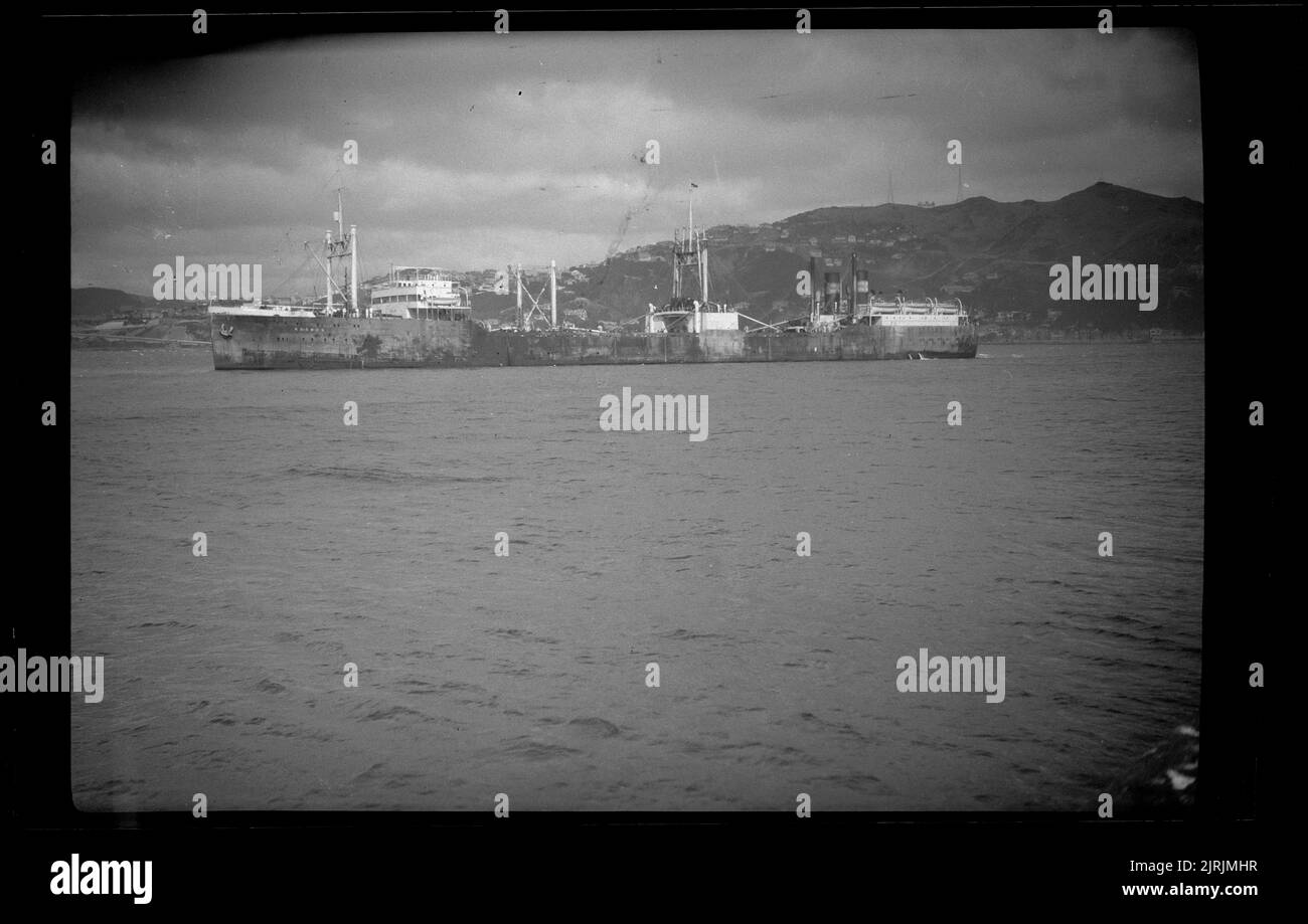 'Kosmos', norwegisches Walfangschiff im Hafen von Wellington, 1929, Wellington, von Roland Searle. Stockfoto