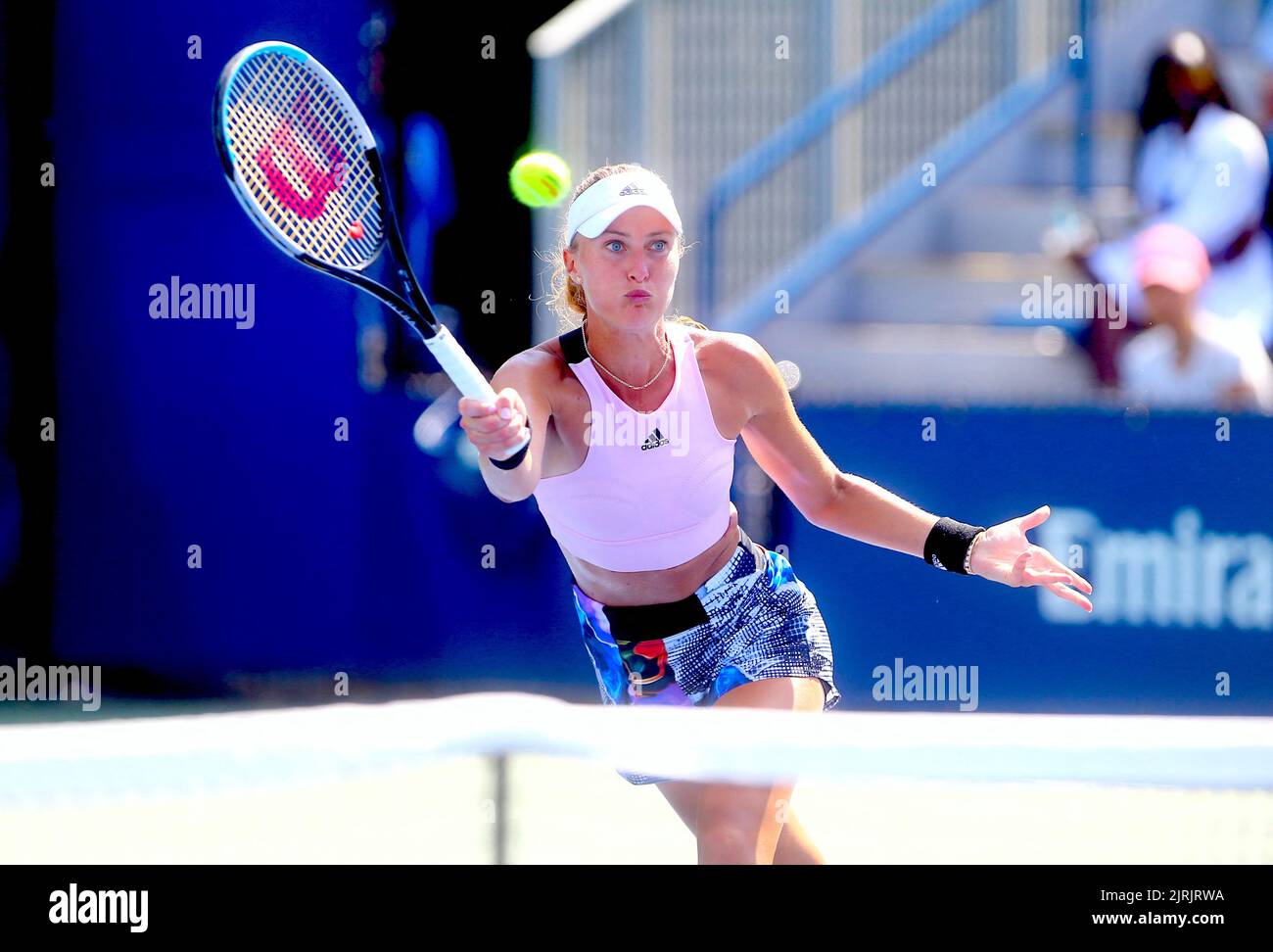 Die französische Tennisspielerin Kristina Mladenovic spielt und verliert ihr Qualifikationsspiel gegen Sara Bejlek beim US Open am 24. August 2022 in New York City, NY, USA. Foto von Charles Guerin/ABACAPRESS.COM Stockfoto