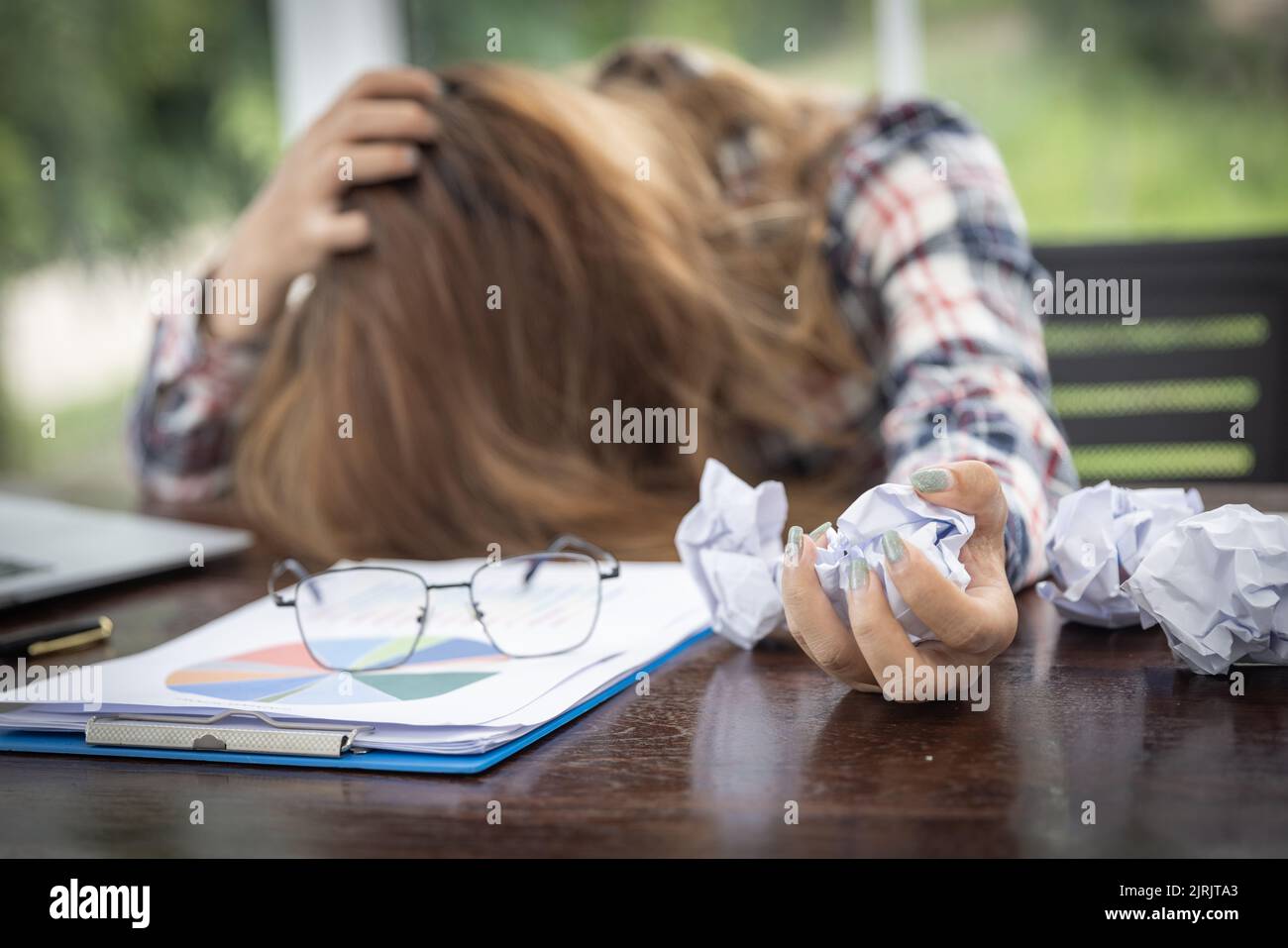 Konzept Burnout-Syndrom. Frau fühlt sich unbehaglich bei der Arbeit. Die durch Stress, angesammelt durch erfolglose Arbeit, Nichtarbeit, Beratung A verursacht wird Stockfoto