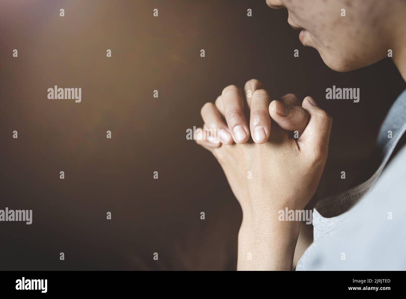 Frauen beten Hände mit Glauben an Religion und Glauben an gott. Kraft der Hoffnung oder Liebe und Andachtreligion. Religionskonzept. Stockfoto