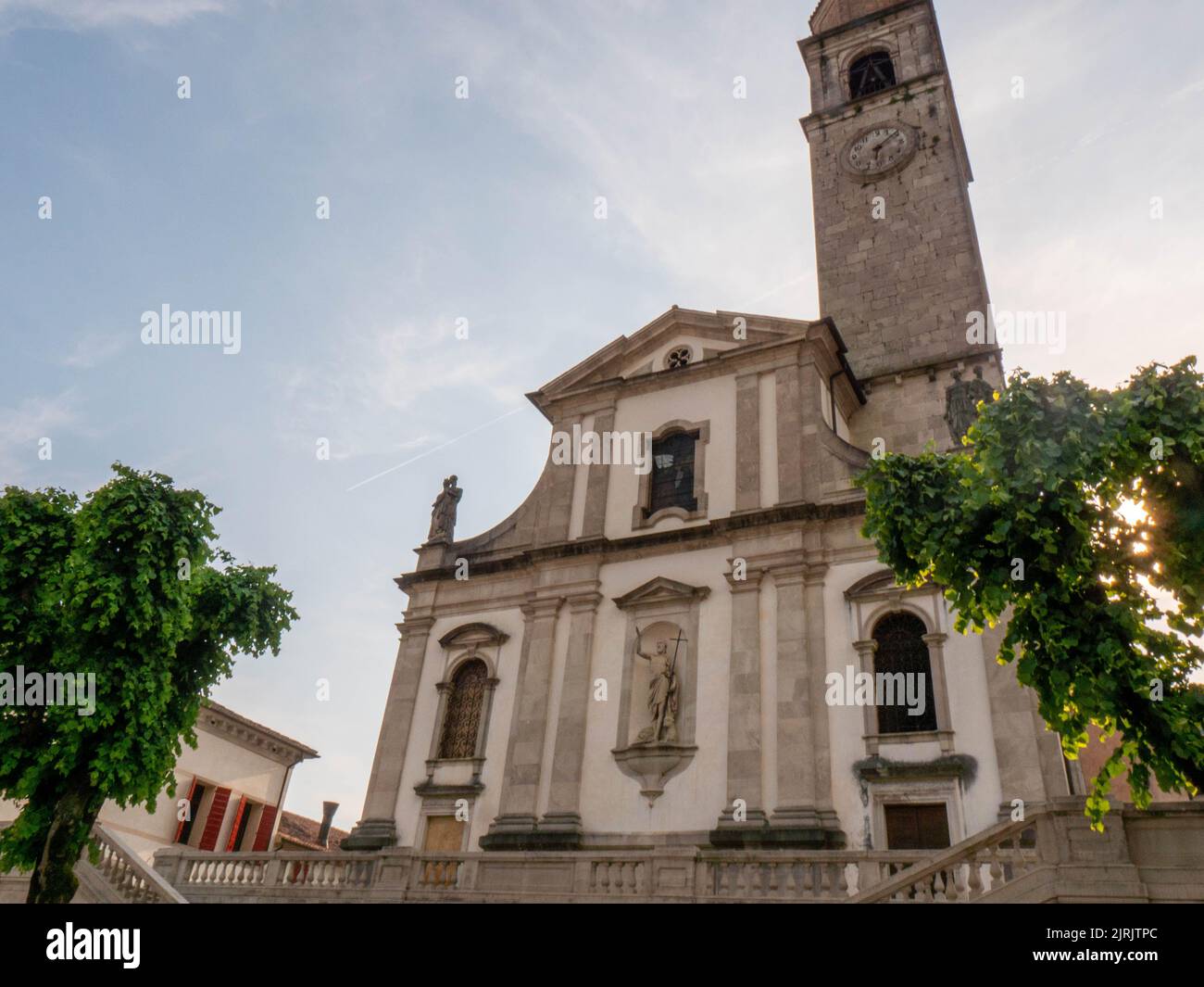 Kirche in Cison di Valmarino, einem der eindrucksvollsten Dörfer Veneto Stockfoto