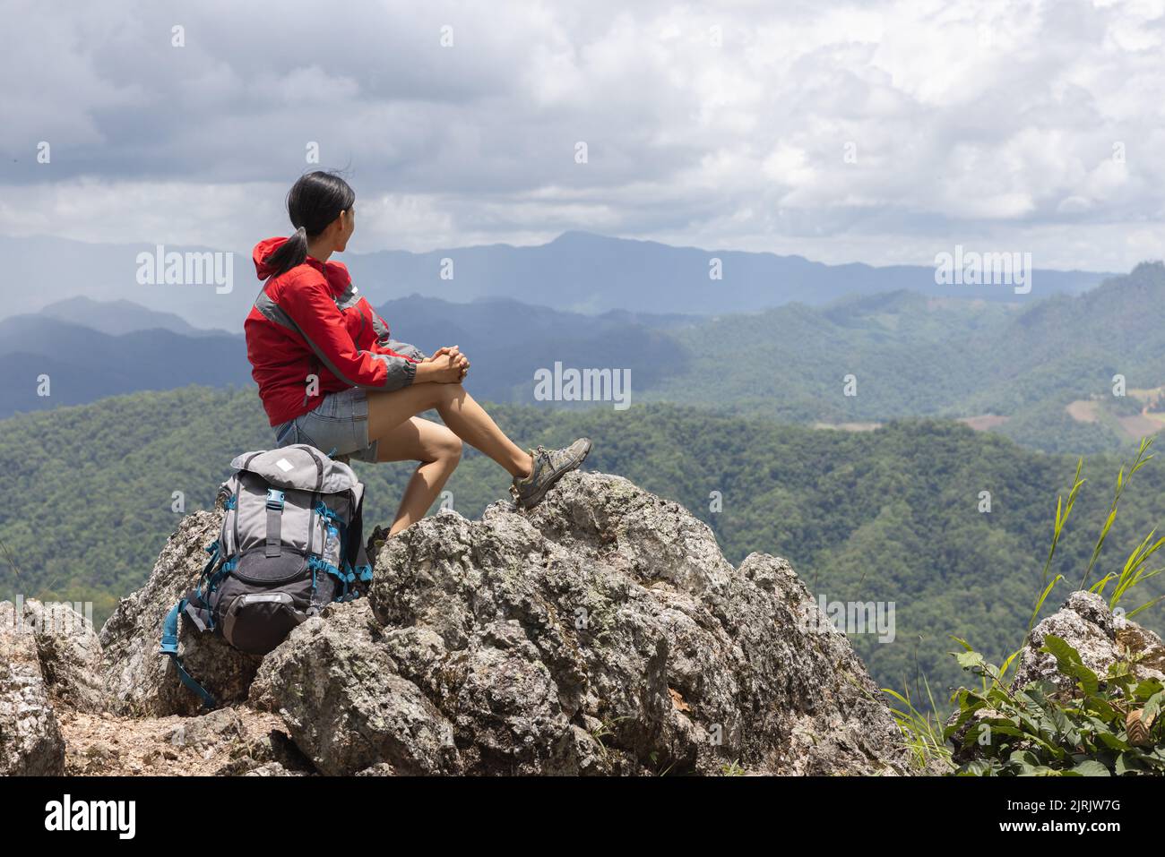 Junge Reisende Frau mit stilvollen Rucksack freuen uns auf erstaunliche Aussicht auf die Berge. Natur genießen, entspannen, Vergnügen. Stockfoto