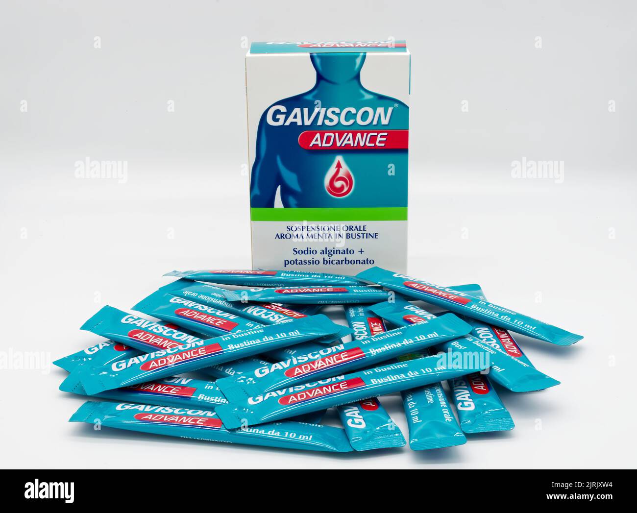 Gaviscon Advance Antacid-Beutel für Sodbrennen und Verdauungsstörungen. Minzgeschmack in Tüten isoliert auf weißem Hintergrund. Stockfoto