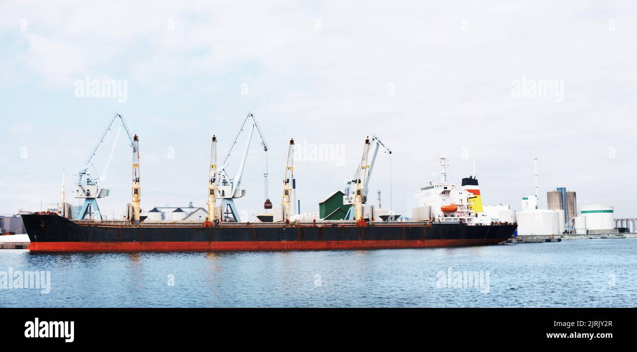 Schifffahrt, Logistik und Frachtschiff auf dem Seehafen in der Lieferkette, globalen Lieferung oder Exportindustrie. Reise- und Containerschiff durch den Seehafen von Stockfoto