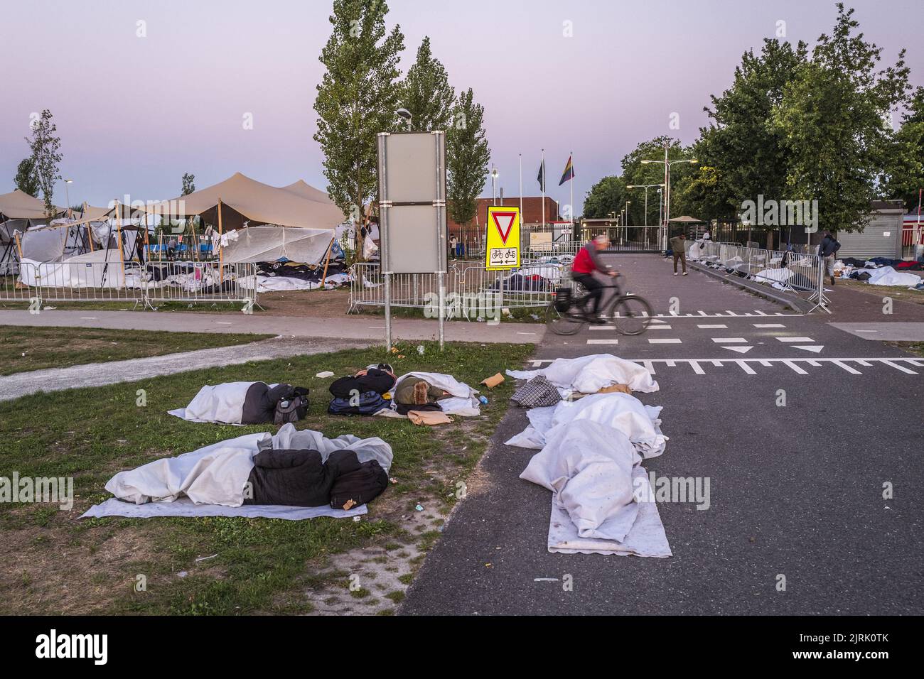 2022-08-25 06:17:32 TER APEL - Hunderte von Asylbewerbern schlafen vor dem Tor am Antragszentrum. Das Anwendungszentrum in Groningen ist seit Monaten beschäftigt. Die Asylbewerberzentren haben keinen Platz mehr und Statuhalter können nicht mehr in ein Haus umziehen, unter anderem aufgrund des überhitzten Wohnungsmarktes. ANP VINCENT JANNINK niederlande Out - belgien Out Stockfoto