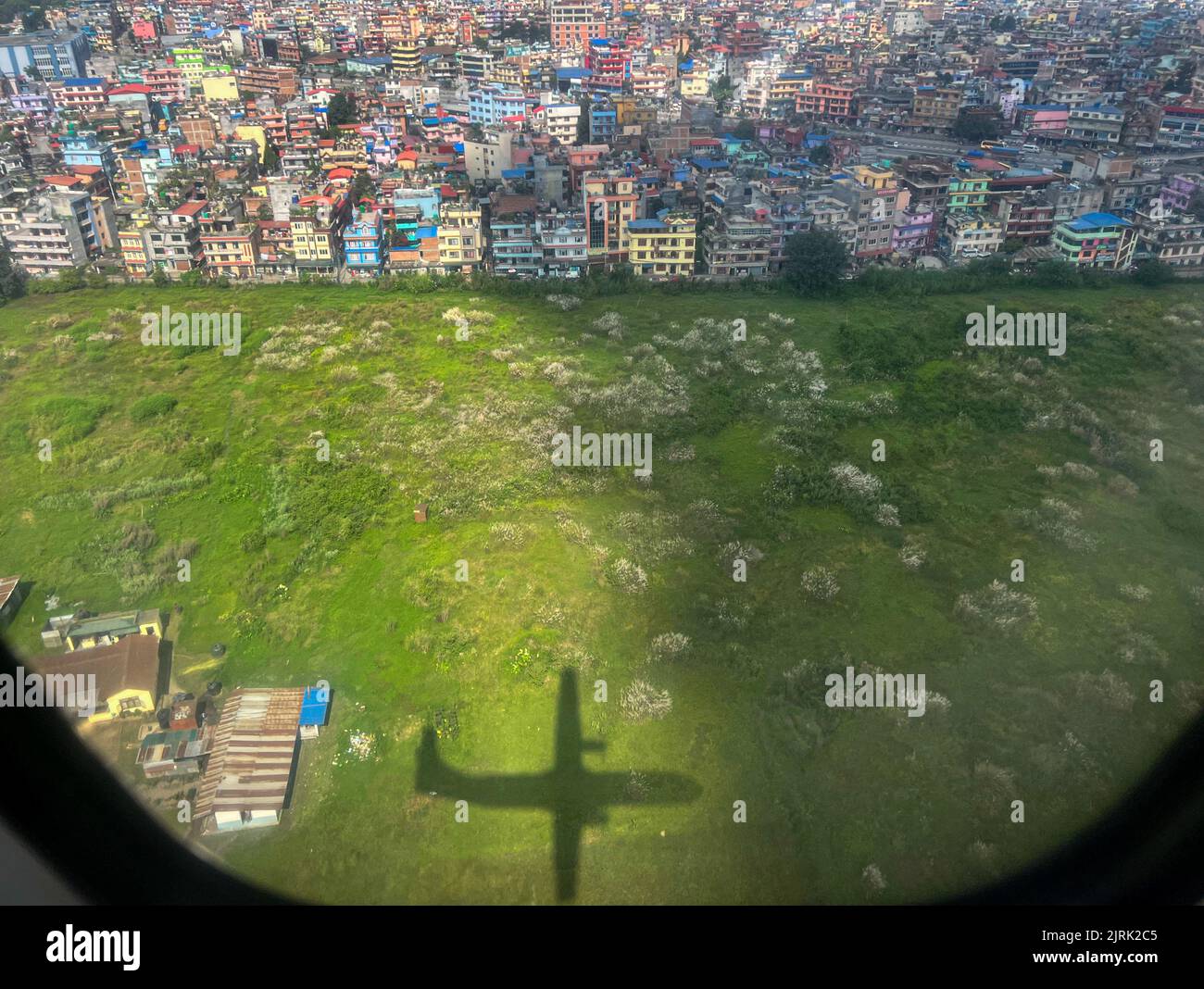 Kathmandu, Nepal. 25. August 2022. Der Schatten eines Buddha-Flugzeugs wirft sich auf den Boden, der sich dem internationalen Flughafen Tribhuvan in Kathmandu nähert. Kredit: SOPA Images Limited/Alamy Live Nachrichten Stockfoto