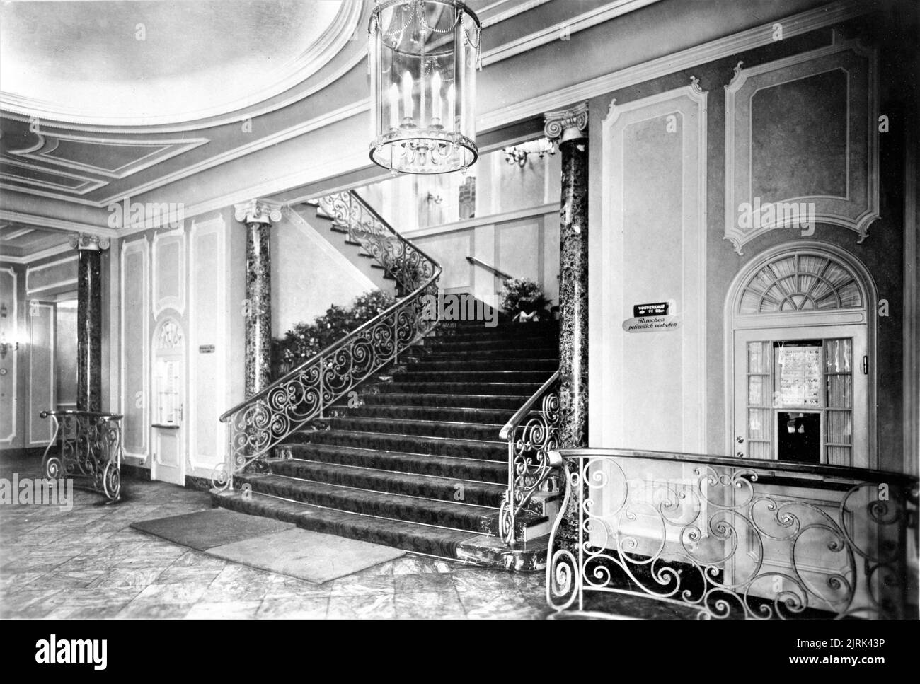 Die Treppe und die Kasse / Kartenbüro des deutschen GLORIA PALASTES neobarockes Kino / Luxuskino um 1933 am Kurfürstendamm, Berlin (1925 fertiggestellt und 1943 bei einem Bombenangriff zerstört). Stockfoto