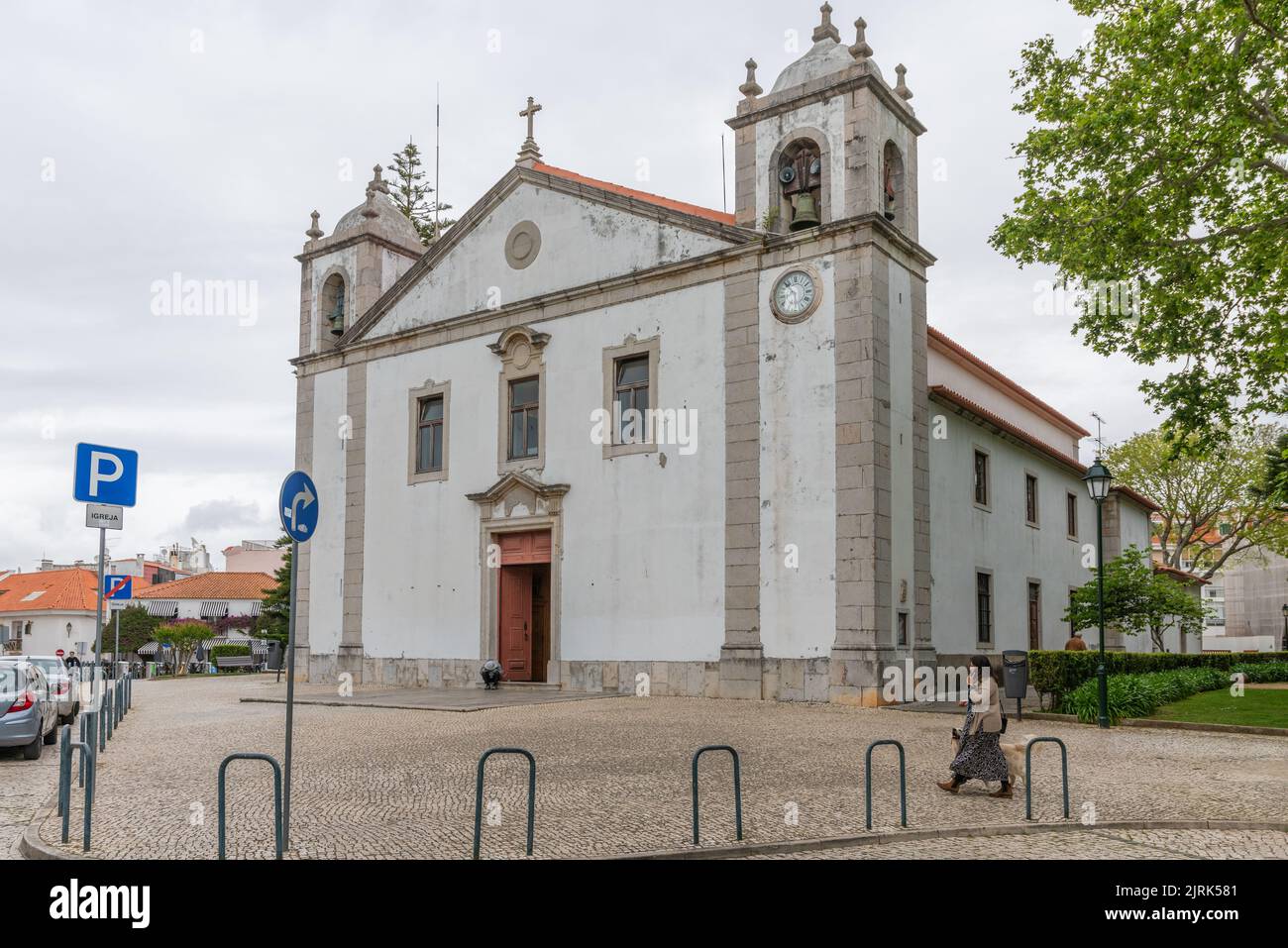 Außenansicht der Pfarrkirche Nossa Senhora da Assuncao in Cascais, Portugal. Stockfoto