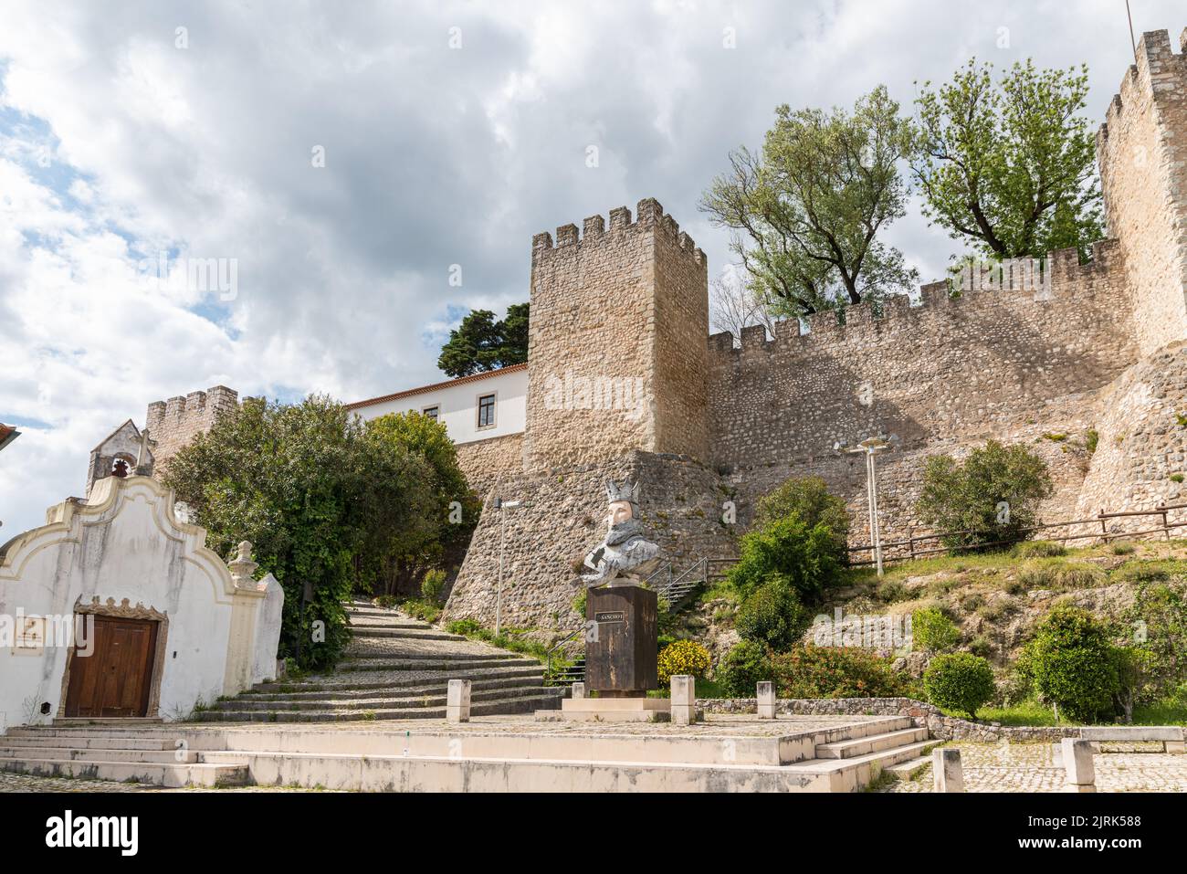 Der Blick über den Eingang zum Schloss Sines im historischen Zentrum von Sines, Potugal. Stockfoto