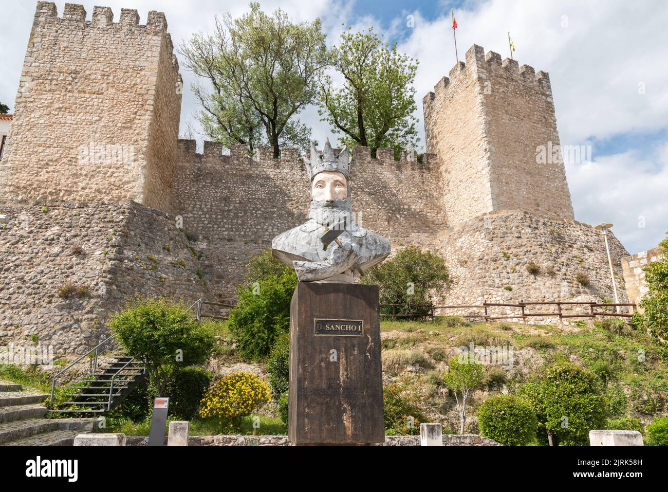 Die Statue von D. Sancho I vor dem Schloss Torres Novas in Sines, Portugal. Stockfoto