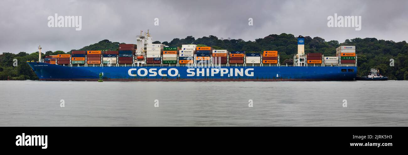 Das Containerschiff COSCO Shipping Volga fährt durch den Panamakanal in Richtung Pazifik, Republik Panama, Mittelamerika. Stockfoto