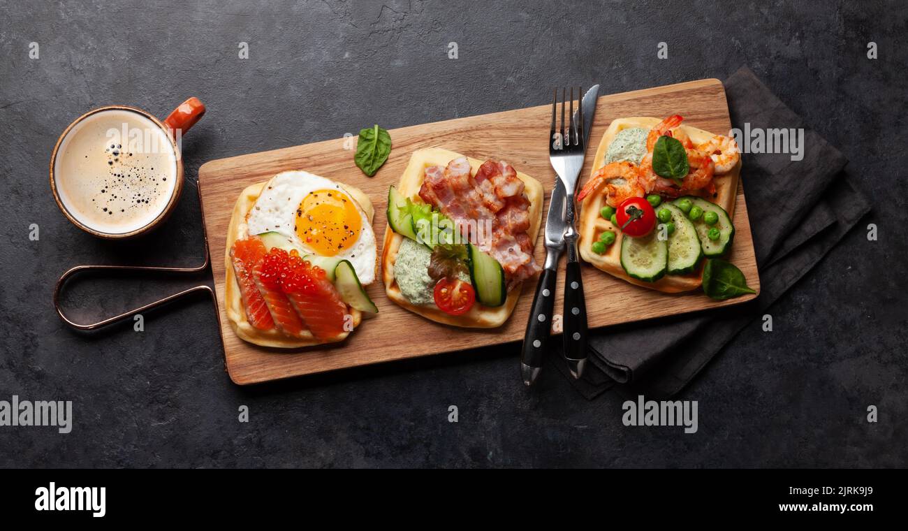 Zum Frühstück gab es Waffeln mit Spiegeleiern, Lachs, Speck, Gurken und ...