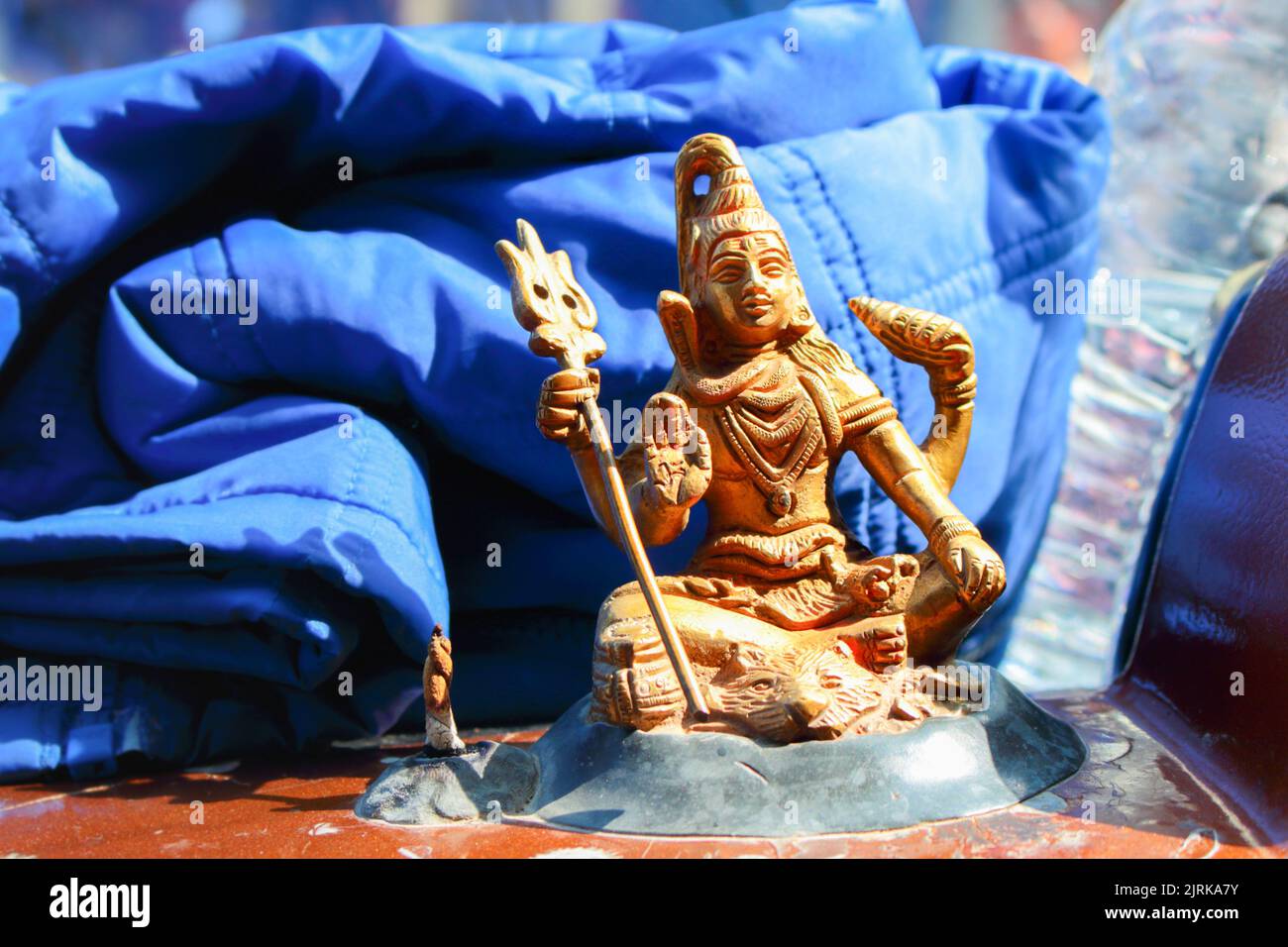 Kleine Shiva-gottesstatue. Goldene Shiva-Figur. Religiöse Kunst. Indische Religion. Spirituelles Handwerk. Stockfoto