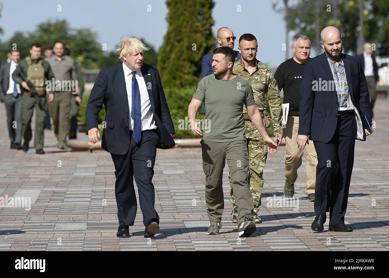 Nicht exklusiv: KIEW, UKRAINE - 24. AUGUST 2022 - Premierminister des Vereinigten Königreichs Boris Johnson und Präsident der Ukraine Wolodymyr Zelenskyy (L an Stockfoto