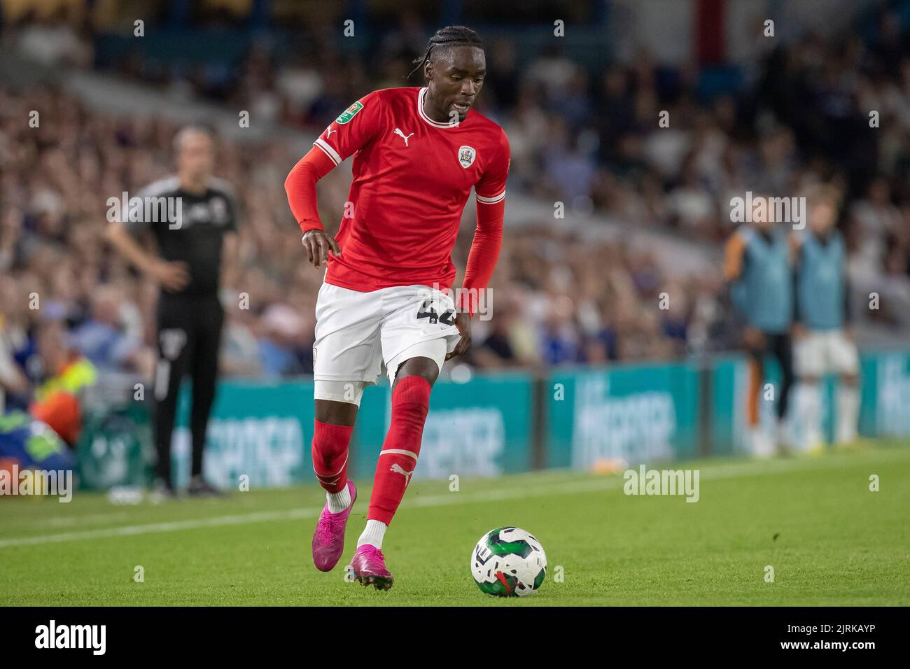 Leeds, Großbritannien. 24. August 2022. Devante Cole #44 von Barnsley am Ball während des Spiels in Leeds, Vereinigtes Königreich am 8/24/2022. (Foto von James Heaton/News Images/Sipa USA) Quelle: SIPA USA/Alamy Live News Stockfoto