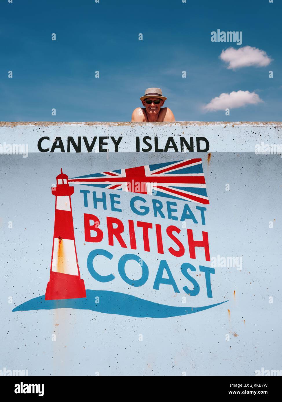 Urlaub im Sommer Tourist Mann - die Great British Coast Ufermauer Leuchtturmkunst Canvey Island, Themse Mündung, Essex, England, Großbritannien - Essex Life man Stockfoto
