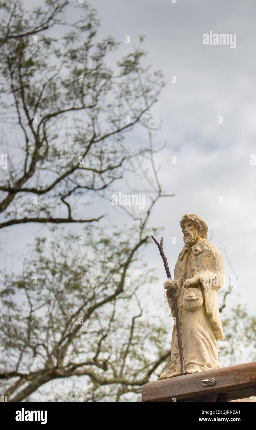 Statue des heiligen Jakobus auf dem Jakobsweg. Skulptur des Heiligen Jakob in den Pyrenäen. Französische Landschaft. Religiöse Kunst. Camino Frances Landschaft. Stockfoto