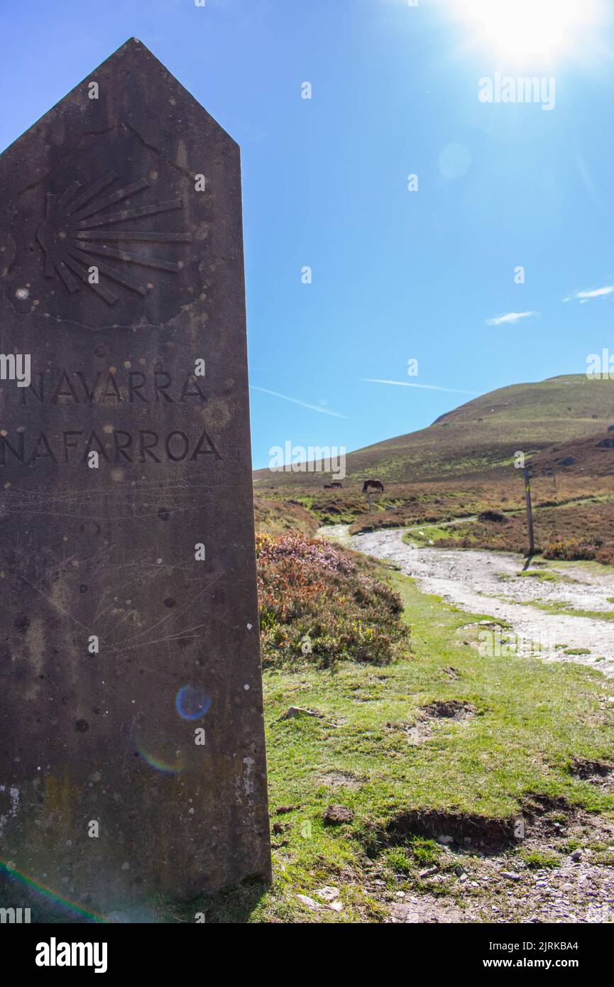 Navarra-Hinweisschild auf Camino de Santiago. Spanien und Frankreich Grenzen in den Pyrenäen. Pfad in den Bergen mit Steinsäule Navarra. Stockfoto