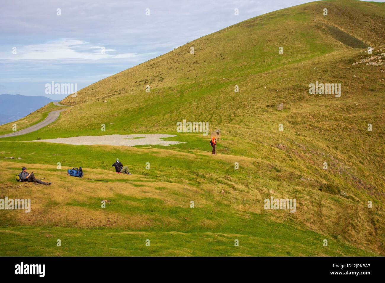 Pilger auf dem Jakobsweg in den Pyrenäen, Frankreich. Unbekannte Touristen, die sich in den Bergen ausruhen. Fahren Sie auf dem Saint James Way. Pilgerkonzept. Stockfoto