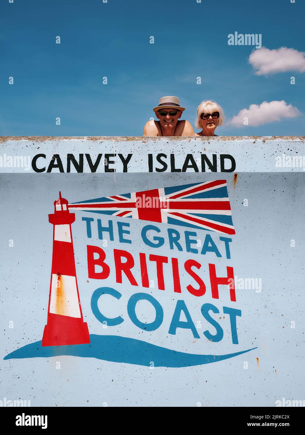 Urlaub im Sommer Touristen - die Great British Coast Ufermauer Leuchtturmkunst Canvey Island, Themse Mündung, Essex, England, Großbritannien - Essex Leben Menschen Stockfoto